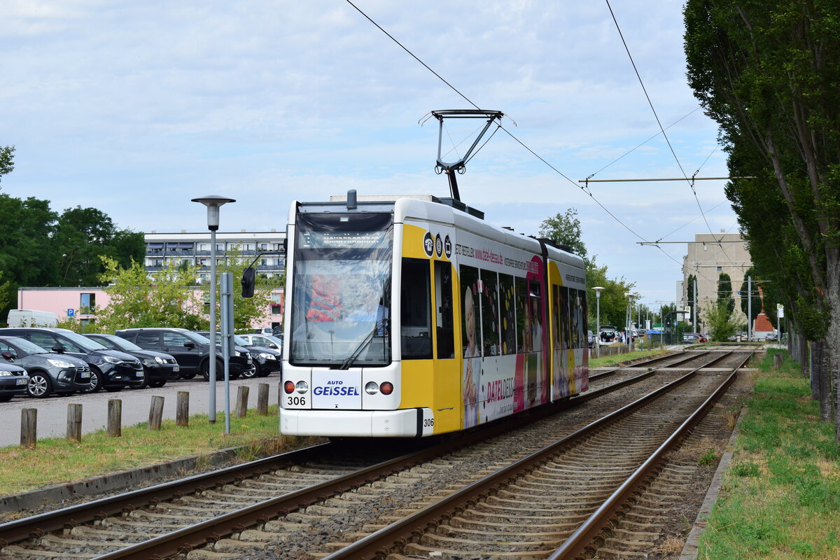 Triebwagen 306 hat soeben die Endschleife in Dessau Alten passiert und ist nun wieder zurück auf den Weg zur Innenstadt.

Dessau 28.07.2020