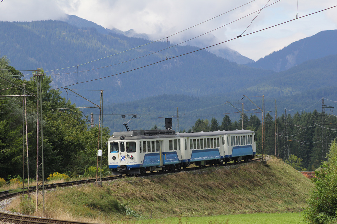 Triebwagen 309 der Bayerischen Zugspitzbahn, fotografiert im Westen von Garmisch-Partenkirchen.
Aufnahmedatum: 19. August 2016