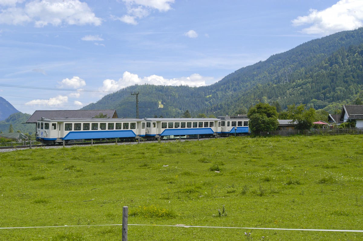 Triebwagen 309 mit Zug auf der Bayerischen Zugspitzbahn bei Grainau. Aufnahme: August 2008.