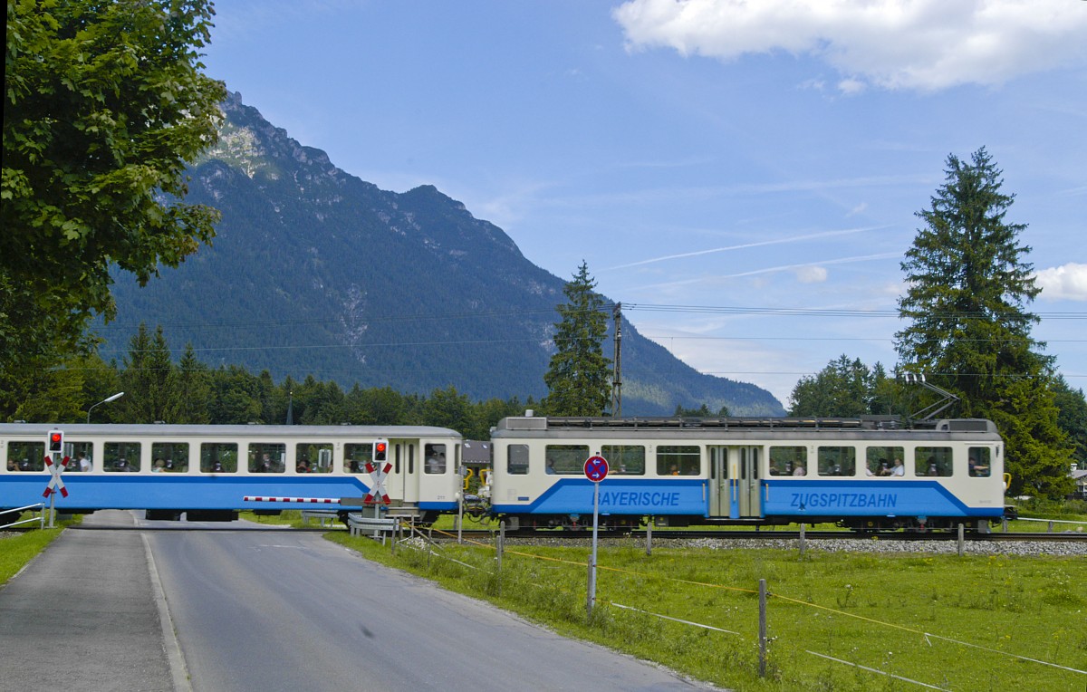 Triebwagen 309 mit Zug auf der Bayerischen Zugspitzbahn bei Grainau. Aufnahme: August 2008.