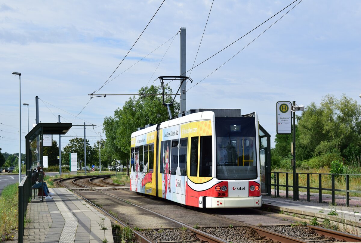 Triebwagen 309 steht an  der HaltestelleStädtisches Klinikumin Richtung Wendeschleife nach Dessau Alten.

Dessau 28.07.2020