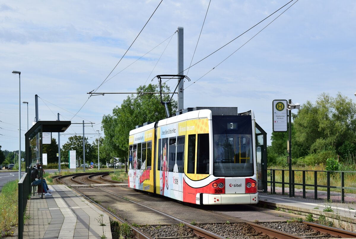 Triebwagen 309 steht an  der HaltestelleStädtisches Klinikumin Richtung Wendeschleife nach Dessau Alten.

Dessau 28.07.2020