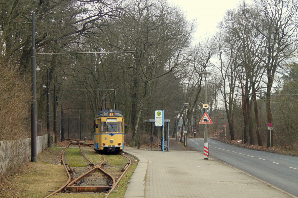 Triebwagen 31 der Woltersdorfer Straßenbahn wartet am 22.02.2015 an der Haltestelle Berlin-Rahnsdorf Bahnhof auf Fahrgäste.