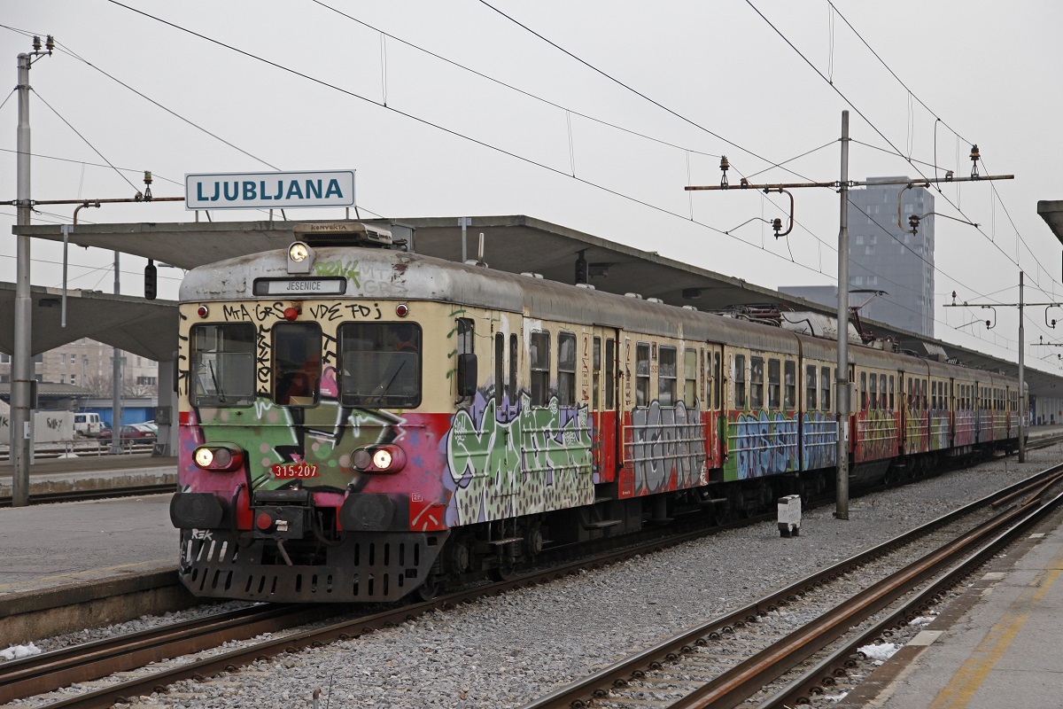 Triebwagen 315-307 in Ljubljana am 27.01.2014.