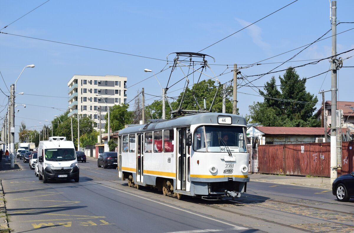 Triebwagen 3381 erreicht auf der Linie 44 fährt auf dem Calea Giulesti entlang und erreicht die Haltestelle Piata Giulesti auf dem Weg nach Vasile Parvan.

Bukarest 09.09.2025