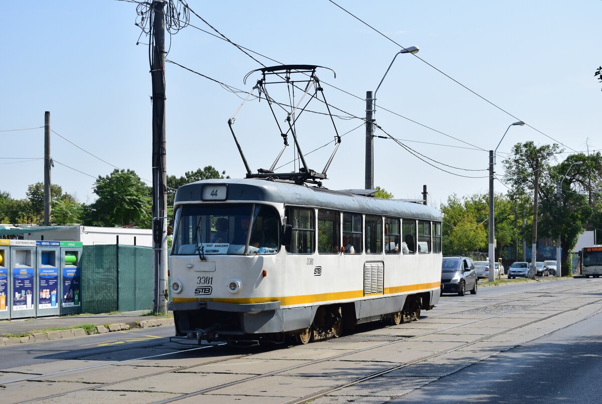 Triebwagen 3381 erreicht die Wendeschleife Cartier Giulesti auf der Linie 44.

Bukarest 09.09.2025