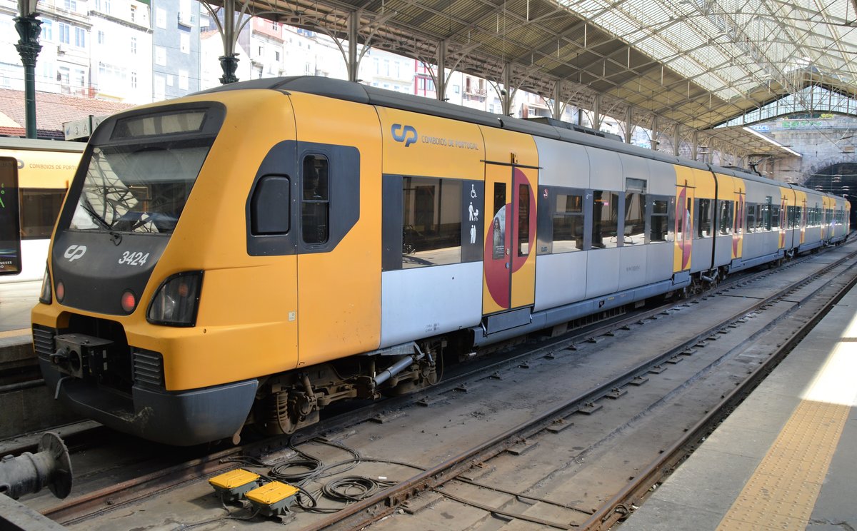 Triebwagen 3424 der Camboios de Portugal am 10.09.2018 im Bahnhof Porto-Sao Bento