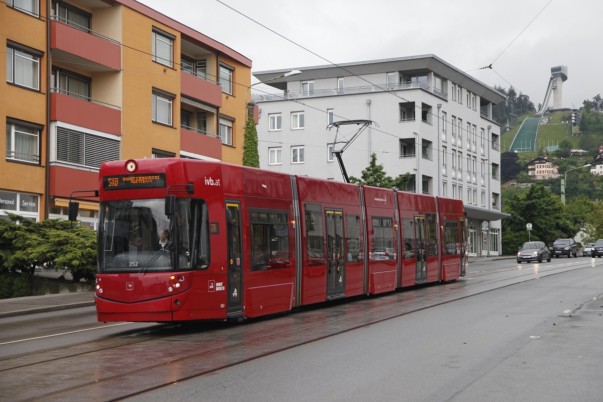 Triebwagen 352,Fritz-Konzert-Straße am 22.05.2015. Am rechten Bildrand ist die Sprungschanze zu erkennen.
