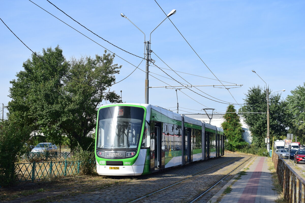 Triebwagen 3892 steht in der Wendeschleife Depoul Militari im Westen der Stadt und wartet auf Abfahrt.

Bukarest 04.09.2025