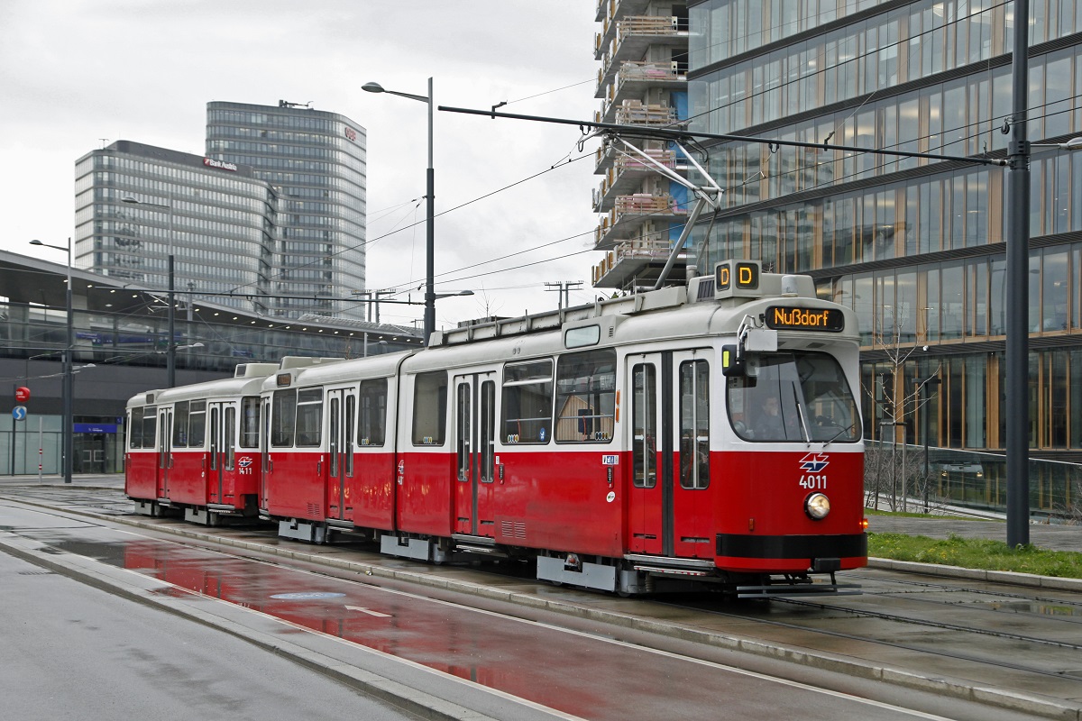 Triebwagen 4011 , Linie D, Canettistraße am 22.11.2017.