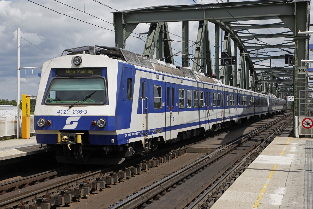 Triebwagen 4020 286 besitzt als einer der letztem seiner Reihe noch das alte ÖBB-Zeichen. Hier zu sehen in der Haltestelle Handelkai der Wiener S-Bahn am 12.05.2014.
