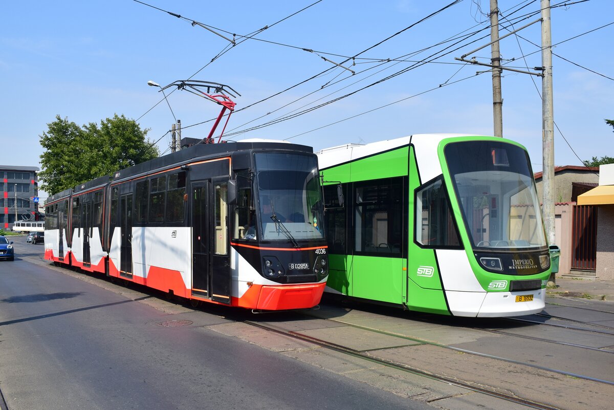 Triebwagen 4036 verlässt soeben die Wendeschleife Cartier Giulesti in Richtung Stadtzentrum während Triebwagen 3898 soeben die Wendeschleife erreicht hat. Triebwagen 4036 ist ein Projekt aus dem Jahre 2020 zur Modernisierung der V3A Fotte. Der Innenraum besteht nun vollständig aus Fiberglas, neue Bestuhlung, neues Video und Informationssystem, Videoüberwachung, WLAN und Ladeanschlüsse und neue Bremssysteme. Die besondere einzigartige Lackierung macht das Fahrzeug sofort erkennbar.

Bukarest 09.09.2025
