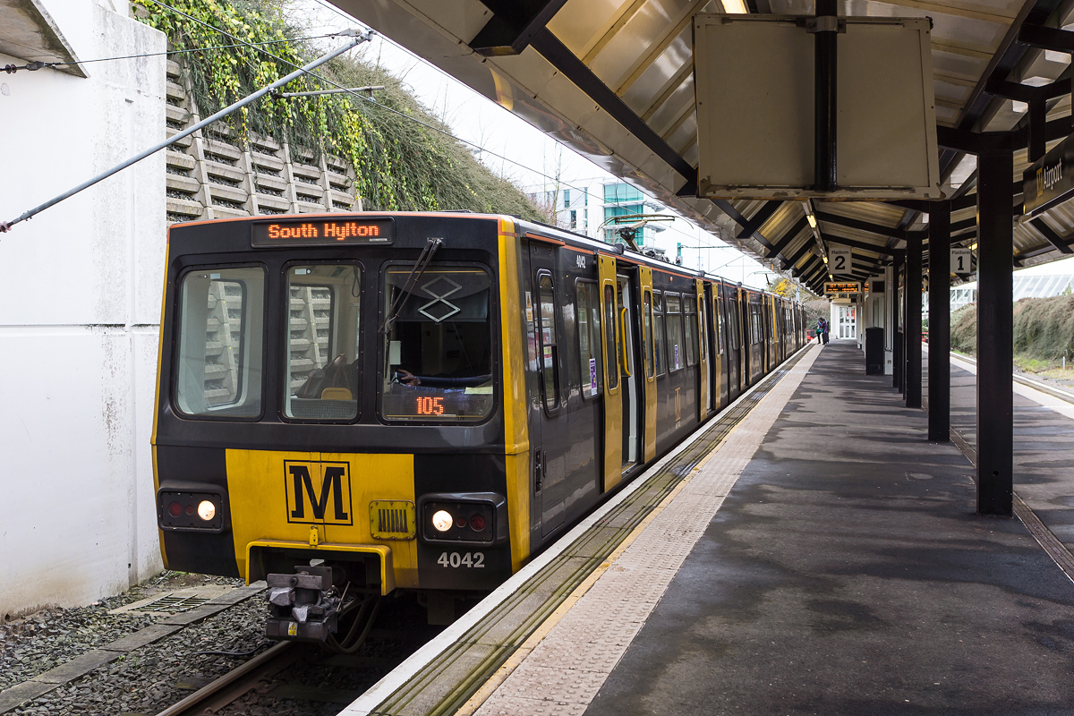 Triebwagen 4042 der Metro Newcastle im Endbahnhof Newcastle International Airport. 2010 übernahm DB Regio den Betrieb für sieben Jahre. Die Option einer Vertragsverlängerung um weitere zwei Jahre wurde nicht eingelöst, da sich beide Vertragspartner, DB Regio Tyne & Wear Ltd. und der durch öffentliche Gelder finanzierte Verband Nexus (Besteller), unzufrieden über den bisherigen Verlauf der Kooperation zeigen. 15.04.2016