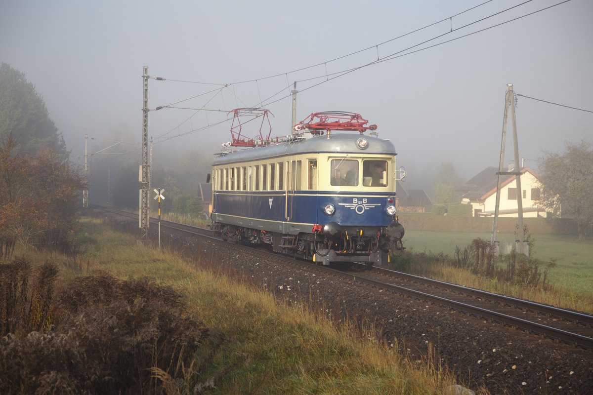 Triebwagen 4042.01 kurz vor Ledenitzen, wo zum Zeitpunkt der Aufnahme noch die alten Oberleitungsmaste gestanden sind. (23.10.2016)