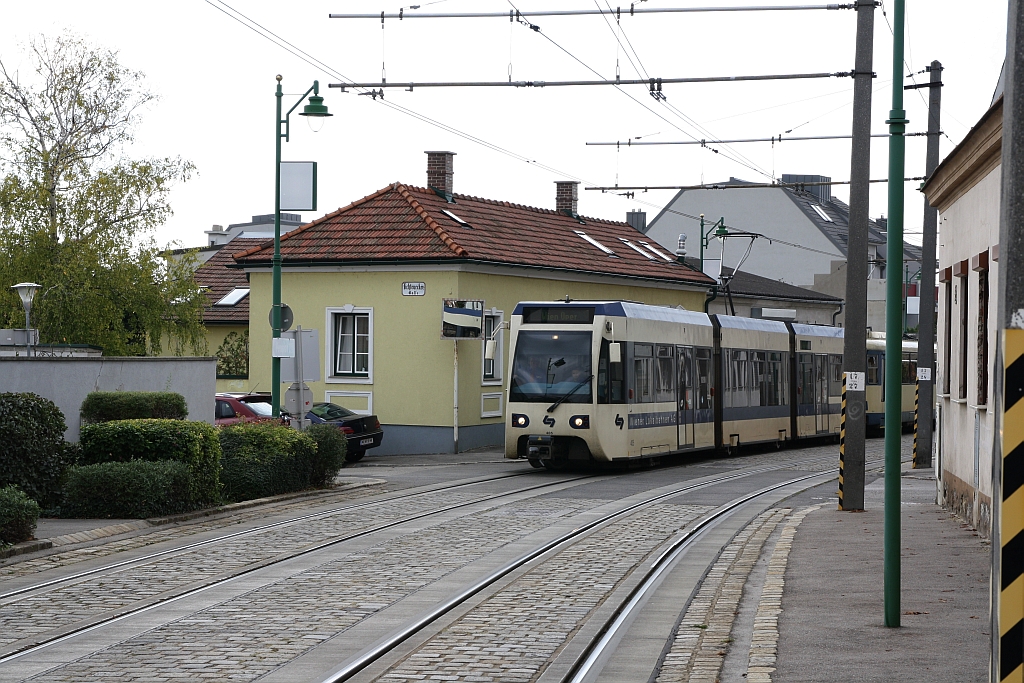 Triebwagen 405 am 08.Oktober 2016 in der Feldgasse in Guntramsdorf.