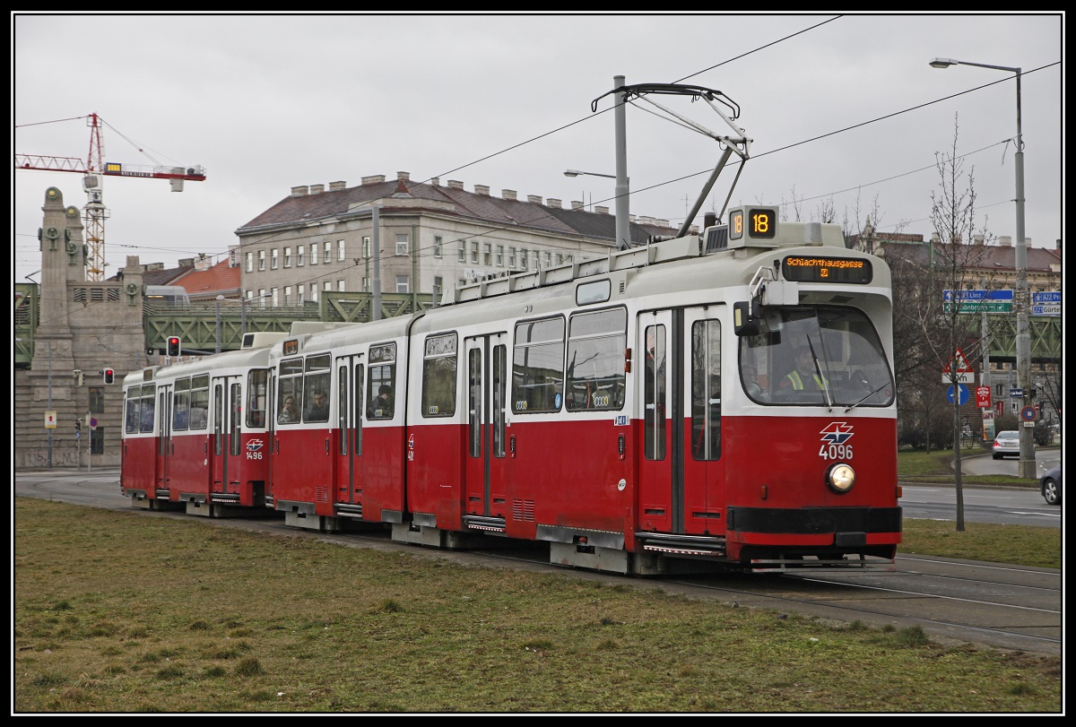 Triebwagen 4096, Linie 18, Linke Wienzeile am 14.03.2018.