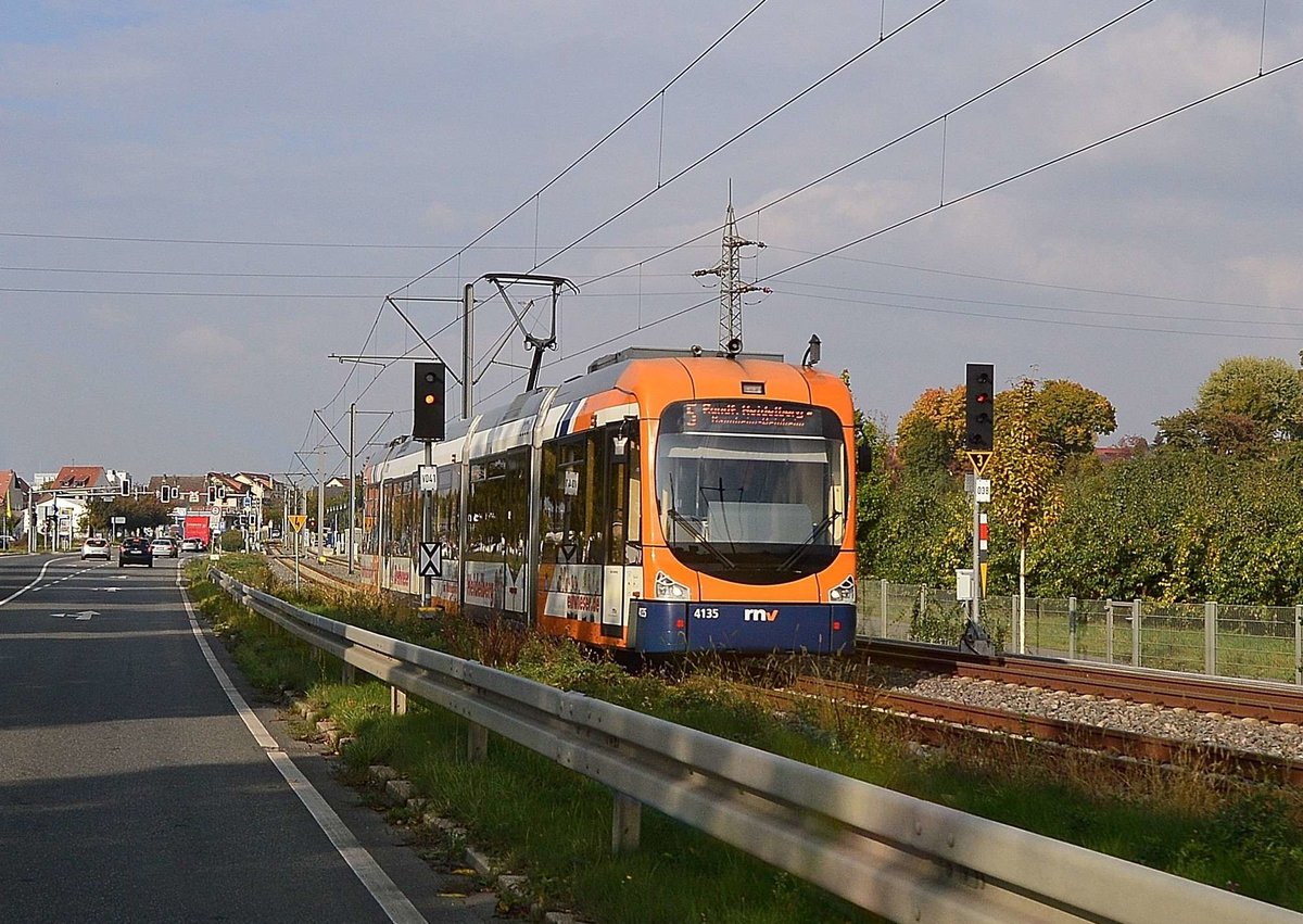 Triebwagen 4135 im VRN-Dienst auf der Linie 5 unterwegs auf Rundfahrt am 19.10.2015 zwischen Weinheim und Heidelberg.