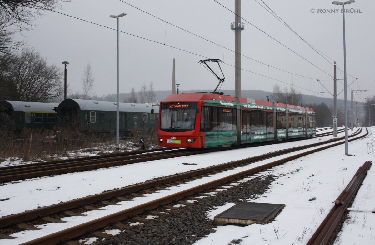 Triebwagen 414 der Citybhn Chemnitz am 16.02.2013 vor dem Bahnhof Klaffenbach auf der Strecke Chemnitz - Stollberg. Im Hintergrund abgestellte Y-Wagen, die fr Sonderfahrten bereit stehen!