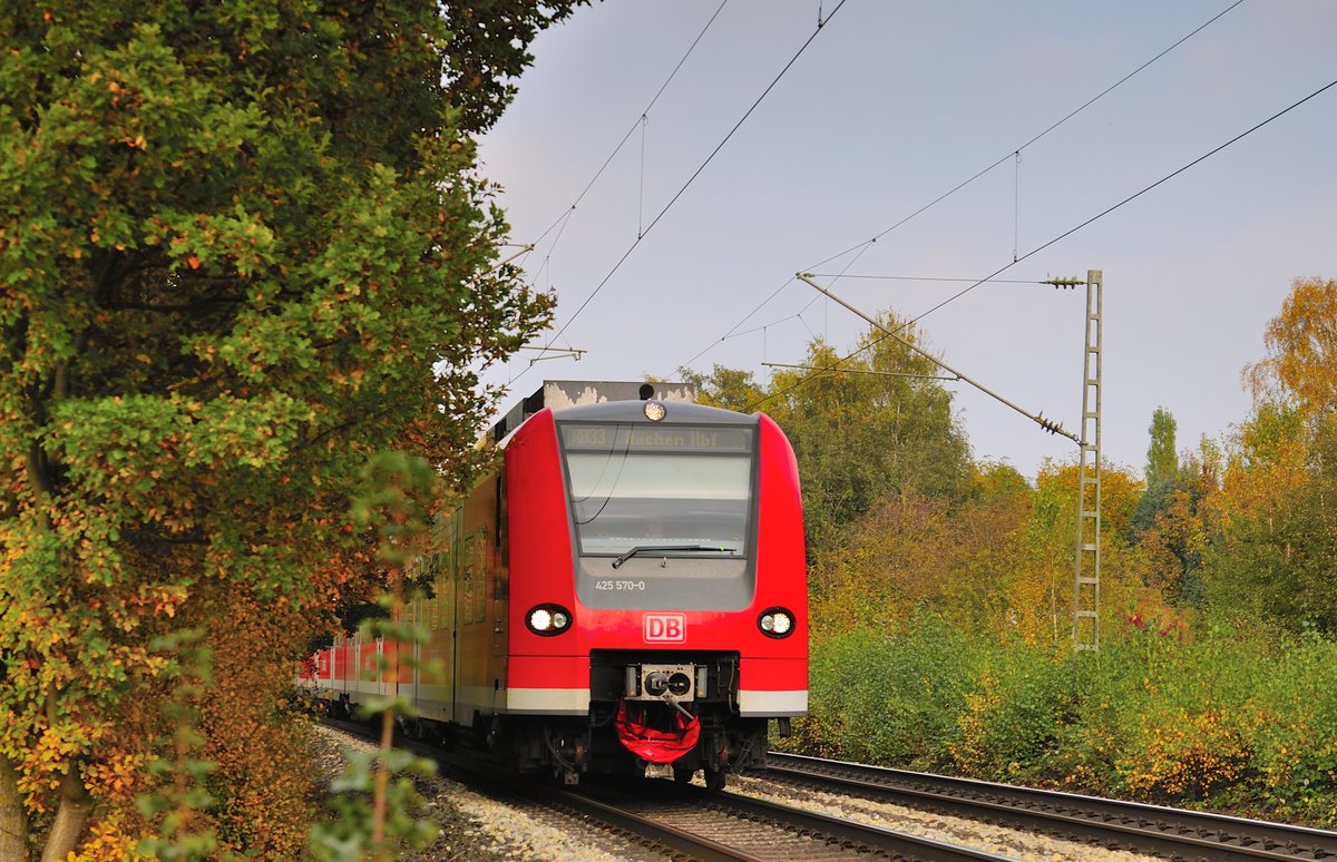 Triebwagen 425 570-0 am 26.10.2016 kurz vorm BÜ Km 21.6 bei Übach - Palenber auf der KBS 485