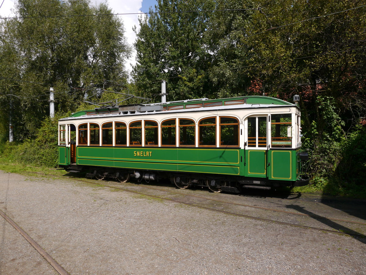 Triebwagen 432 der meterspurige Überlandstraßenbahn Lille-Roubaix-Tourcoing. Der Wagen wurde 1911 von Franco-Belge gebaut. Die Betreibergesellschaft der Bahn, die nach ihrem Gründer auch als Mongy bekannt ist, war zwischenzeitlich von ELRT zur SNELRT(Société Nouvelle ELRT) geworden. 
Der Verein AMITRAM betreibt ein Museum zur ELRT und zum Nahverkehr im Großraum Lille und eine Museumstramstrecke, auf der der Wagen hier am Ausgangspunkt in Marquette-lez-Lille zu sehen ist.
2014-08-31 Marquette-lez-Lille
