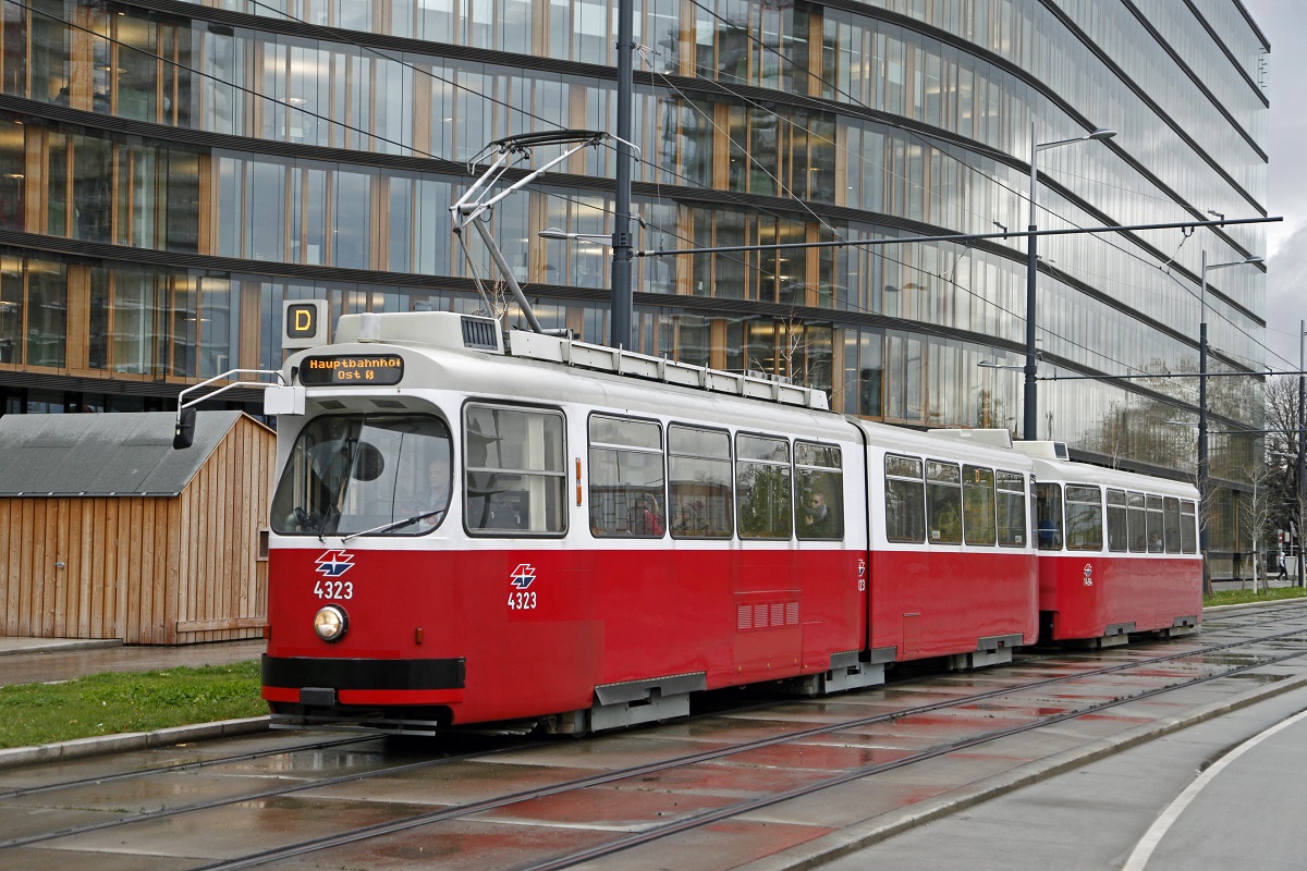 Triebwagen 4323, Linie D, Canettistraße am 22.11.2017.