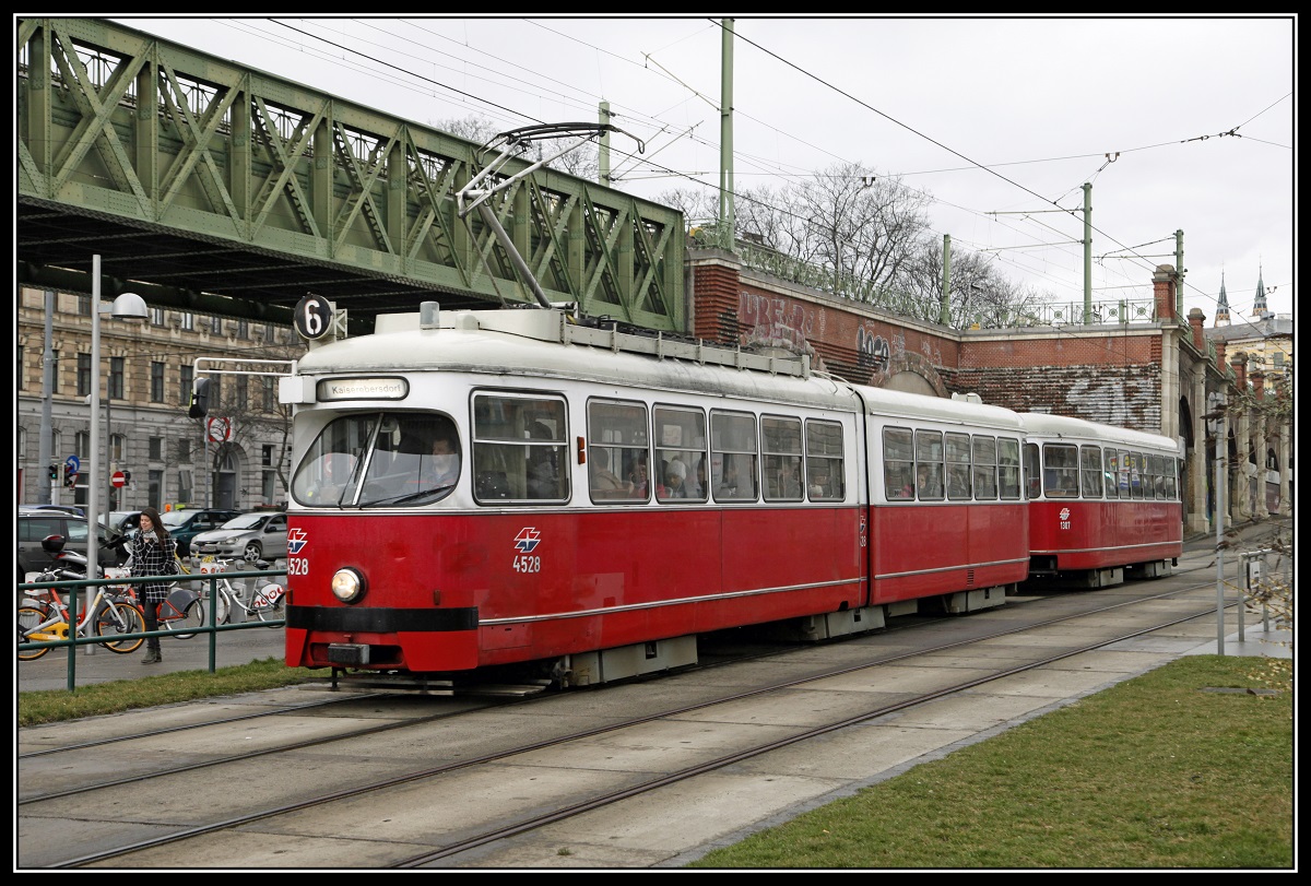 Triebwagen 4528, Linie 6, Gumperdorfergürtel am 14.03.2018.