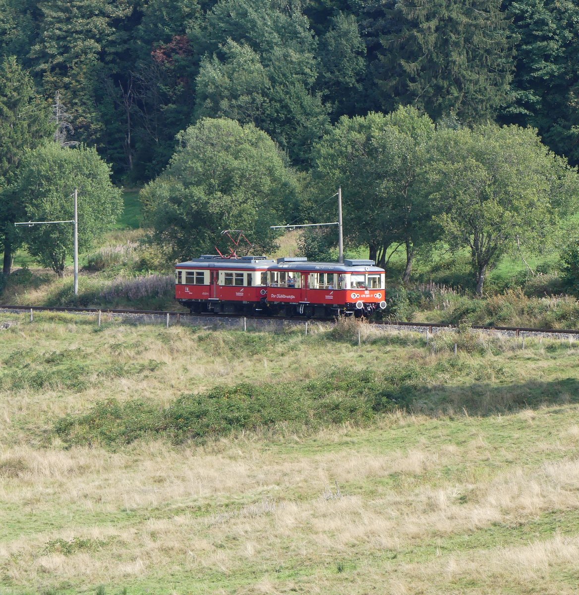 Triebwagen 479 201 und Beiwagen 479 205 am 14.09.2016 kurz vor dem Endhaltepunkt Cursdorf.