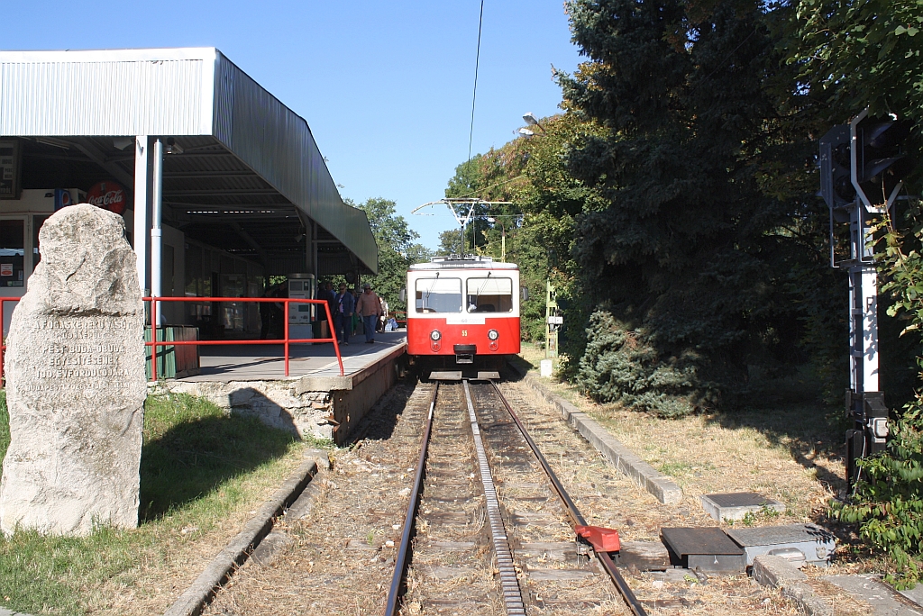 Triebwagen 55 im Bf. Varosmajor, aufgenommen am 08.September 2013 vom ffentlichem Zugang von der Strassenbahnhaltestelle.

