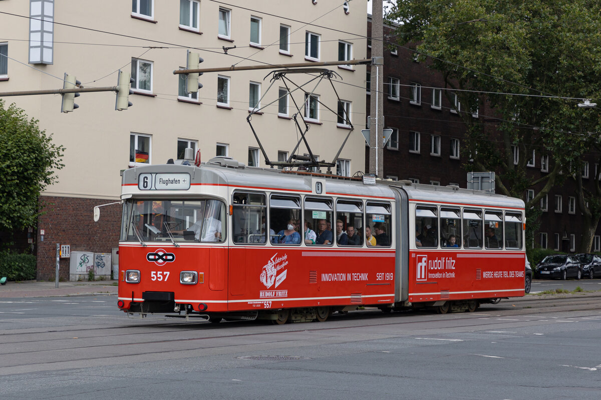 Triebwagen 557  der Bremer Straßenbahn e.V. Kreuzung Neuenlanderstraße/Flughafendamm. Ri Flughafen - 6.8.23 25 Jahre Linienverlängerungen der Äste zum Flughafen und zur Universität