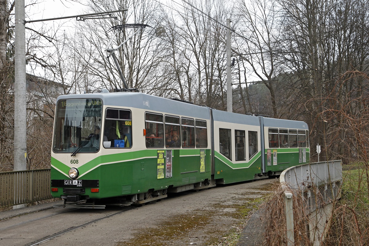 Triebwagen 608 ist am 23.01.2015 auf der Linie 1 (Mariatrost - Eggenberg UKH) eingesetzt und ist hier zwischen St.Johann und Kroisbach zu sehen.