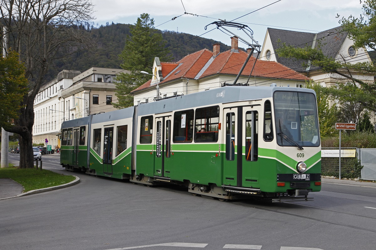 Triebwagen 609 ist am 24.10.2014 auf der Linie 1 in der Georgigasse stadteinwärts unterwegs.