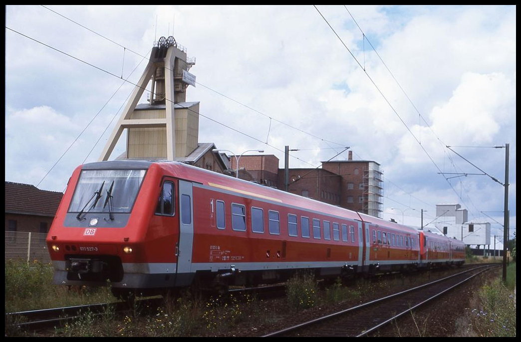 Triebwagen 611527 passiert hier am 7.8.1999 um 14.06 Uhr in Rtg. Heilbronn fahrend das Salzbergwerk in Bad Friedrichshall Kochendorf.
