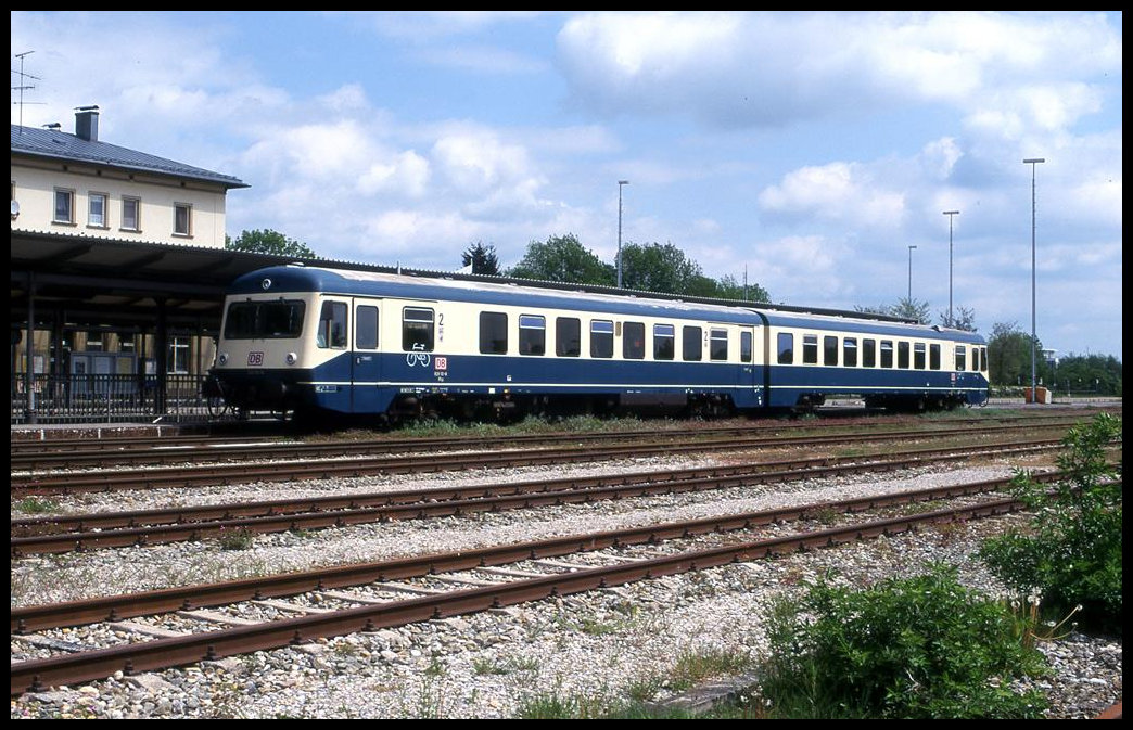 Triebwagen 628101 als RB 4717 nach Augsburg steht hier am 16.5.1999 um 11.25 Uhr im Bahnhof Kaufering.