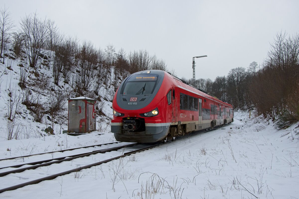 Triebwagen 633 612 fährt als RE 57 in Winterberg ein (22.01.2022)