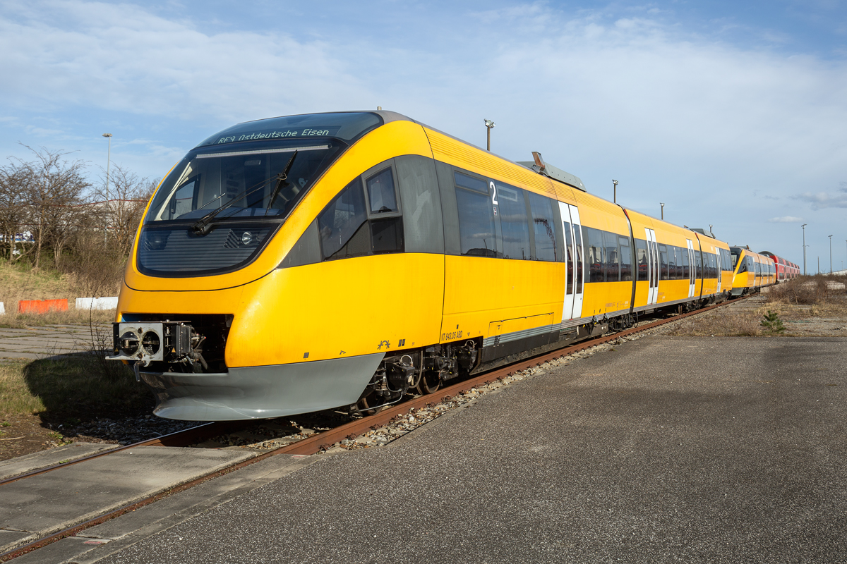 Triebwagen 643 862 und 643 863 als RE 9 OSTDEUTSCHE EISENBAHN auf frei zugänglichen Gelände in Mukran abgestellt. - 12.04.2021
