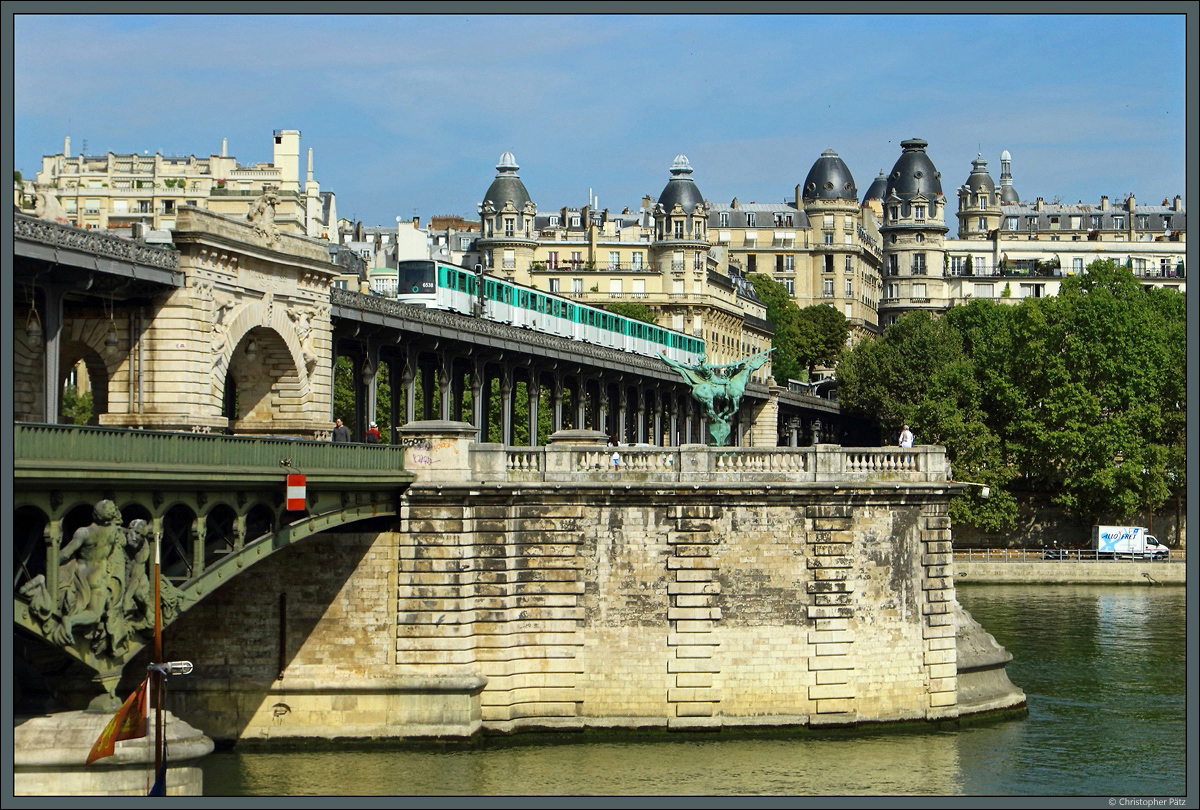 Triebwagen 6538 passiert am 19.07.2018 zwischen den Stationen Passy und Bir-Hakeim die Brücke  Pont de Bir-Hakeim  im Zentrum von Paris. Hier verkehrt die Metrolinie 6 teilweise oberirdisch.
