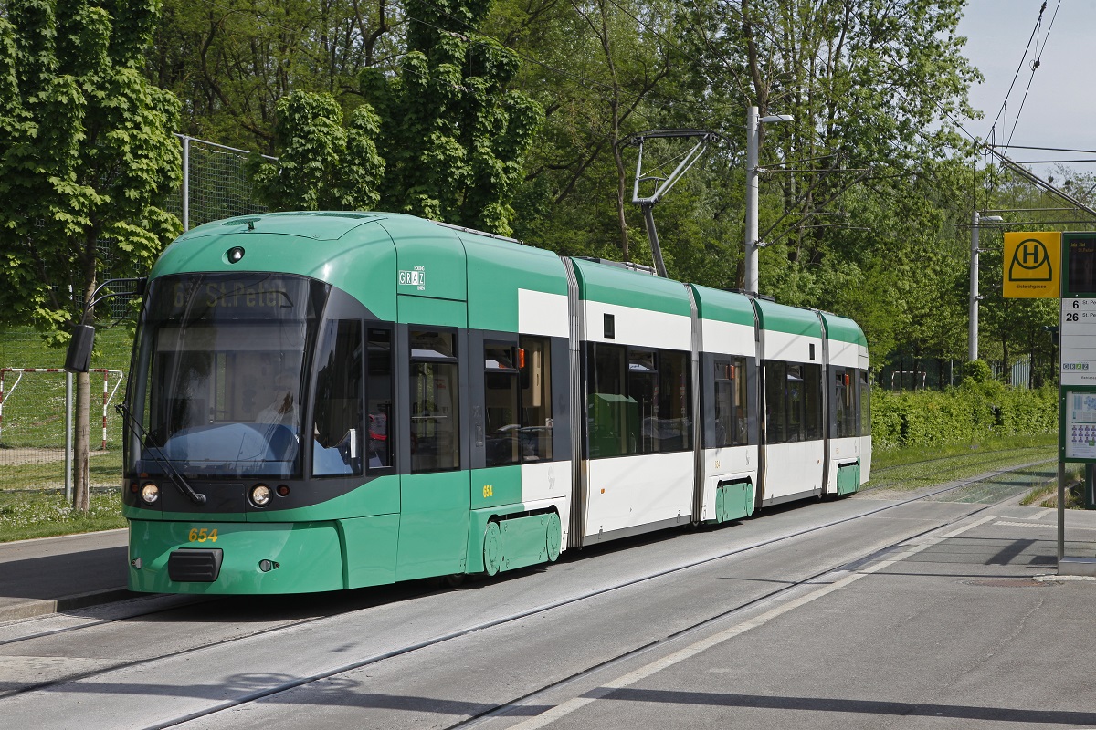 Triebwagen 654, Linie 6, Eisteichgasse am 6.05.2015