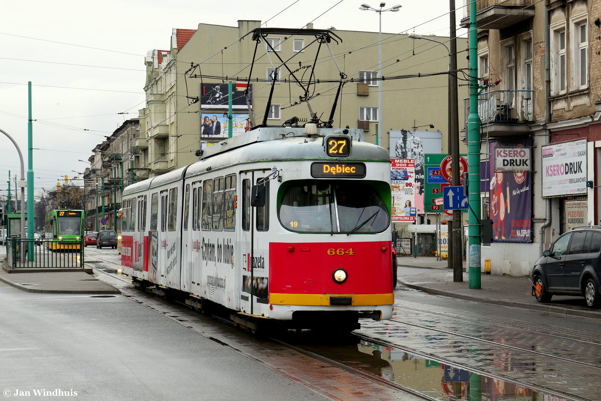 Triebwagen 664 auf der Fahrt als Linie 27 nach Debiec verlässt hier am 22.03.2016 die Haltestelle Traugutta. Der 1961 von DÜWAG ursprünglich gebaute GT6 (Rheinbahn 2438) wurde 1976 zum GT8 umgebaut und kam bereits 1998 von Düsseldorf nach Posen. 