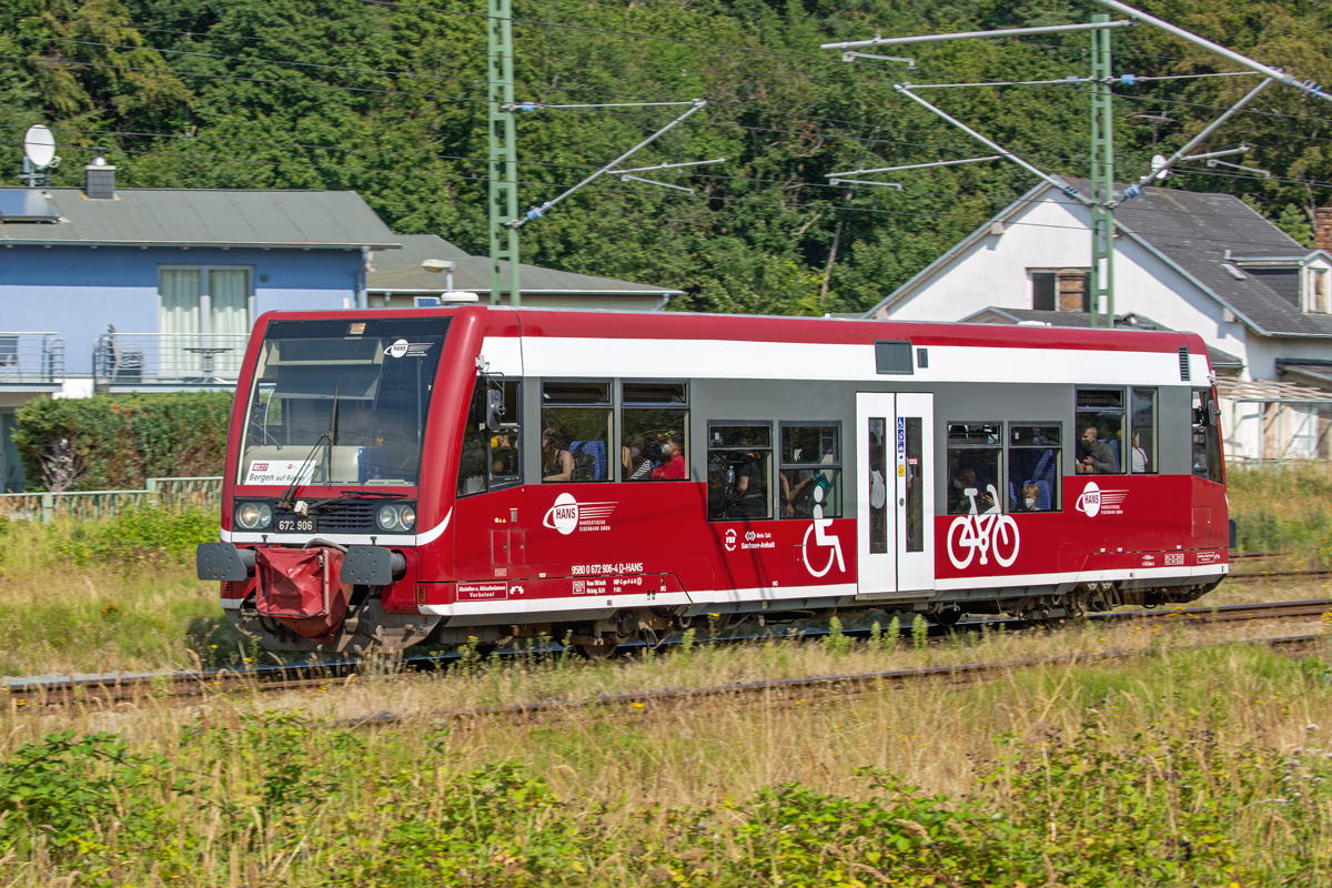 Triebwagen 672 906 der Hanseatischen Eisenbahn als Fähren Shuttle durchfährt den Bahnhof Lietzow nach Bergen auf Rügen. - 13.08.2022
