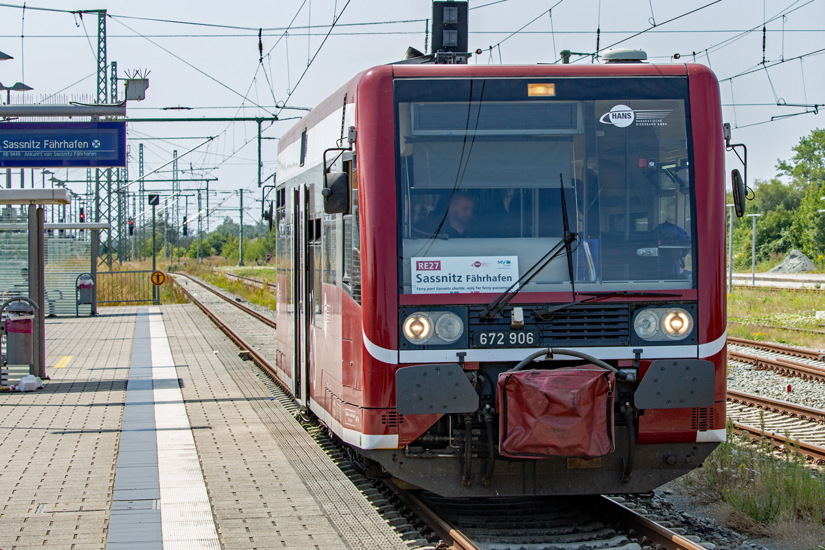 Triebwagen 672 906 der Hanseatischen Eisenbahn als Fähren Shuttle zwischen Bergen auf Rügen und dem Fährhafen Sassnitz z.Z. immer Samstags im Einsatz. - 13.08.2022 