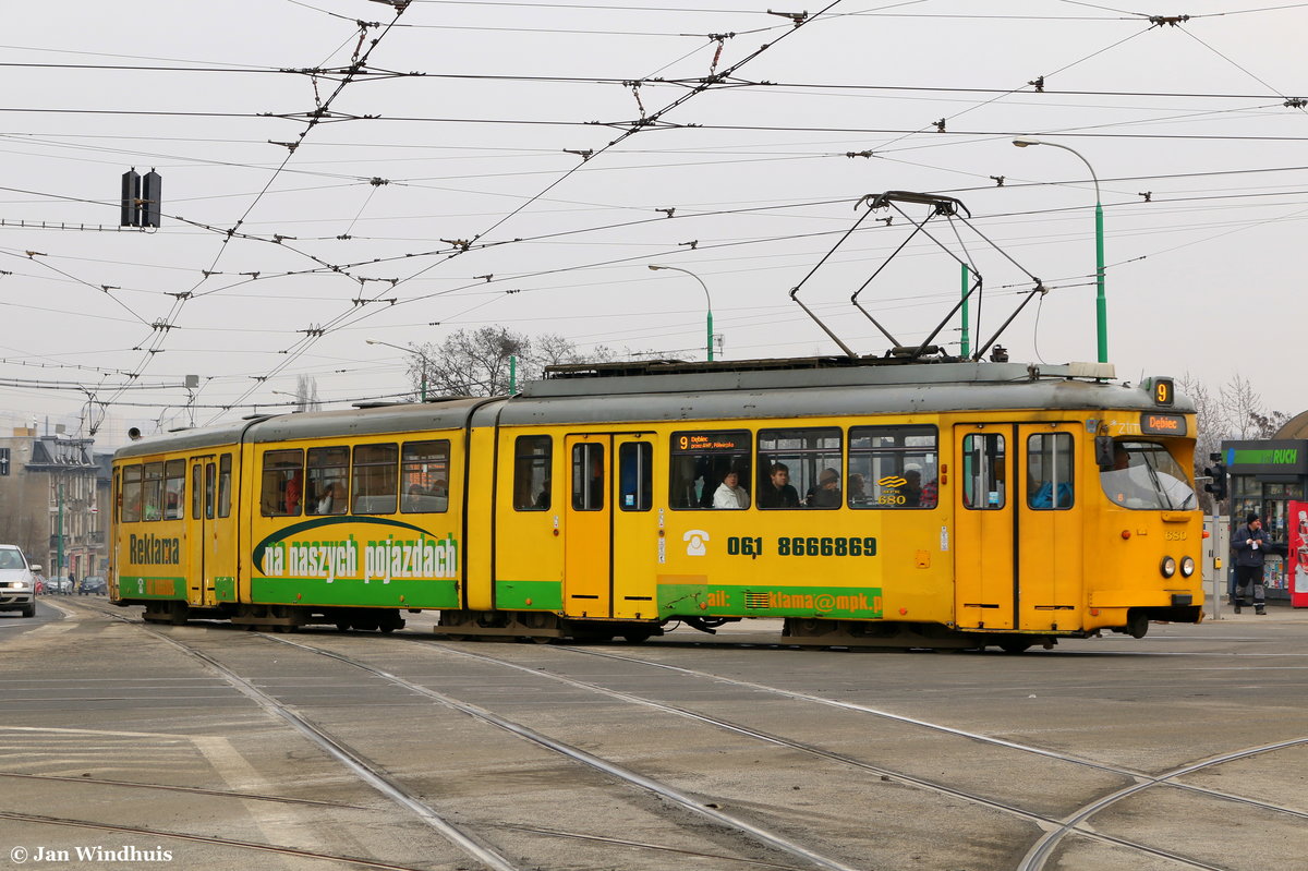 Triebwagen 680 zeigt sich hier am 23.03.2016 auf der Linie 9 nach Debiec auf der Kreuzung an der Haltestelle Most Teatralny.
Dieser DÜWAG Einrichtungswagen Typ  N  war von 1963 bis 2002 unter der Nummer 801 in Frankfurt am Main im Einsatz.