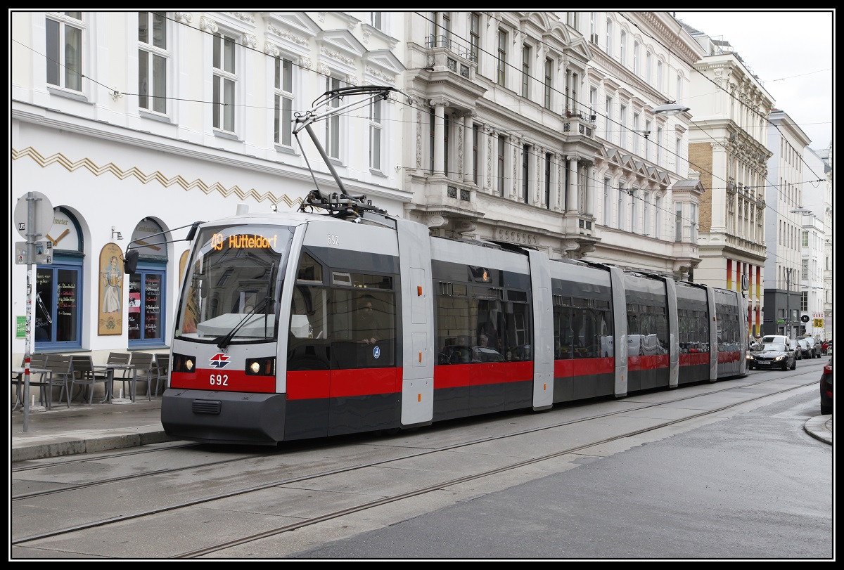 Triebwagen 692, Linie 49, Siebensterngasse am 14.03.2018.
