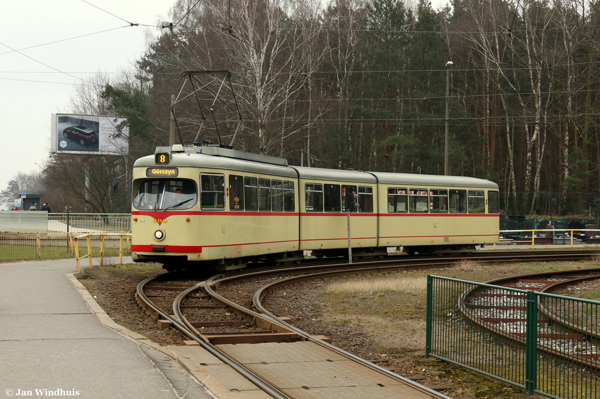Triebwagen 699 steht hier am 23.03.2016 in der Schleife in Milostowo und wartet auf die Abfahrtszeit der Linie 8 nach Gorczyn.
Dieser GT8 im Lack der Rheinbahn Düsseldorf war dort von 1969 bis 2010 im Einsatz.