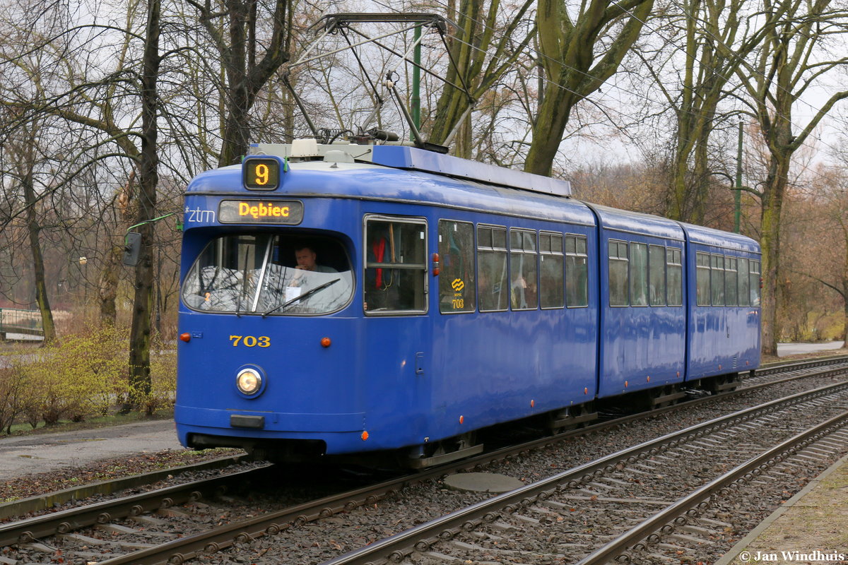 Triebwagen 703 erreicht hier am 22.03.2016 die Haltestelle Nad Wierzbakiem auf der Linie 9 von Piatkowska nach Debiec. Der 1969 von DÜWAG gebaute GT8 war bis 2010 bei der Rheinbahn unter der Nummer 2671 im Einsatz und behielt einen dunkelblauen Lack bei.

