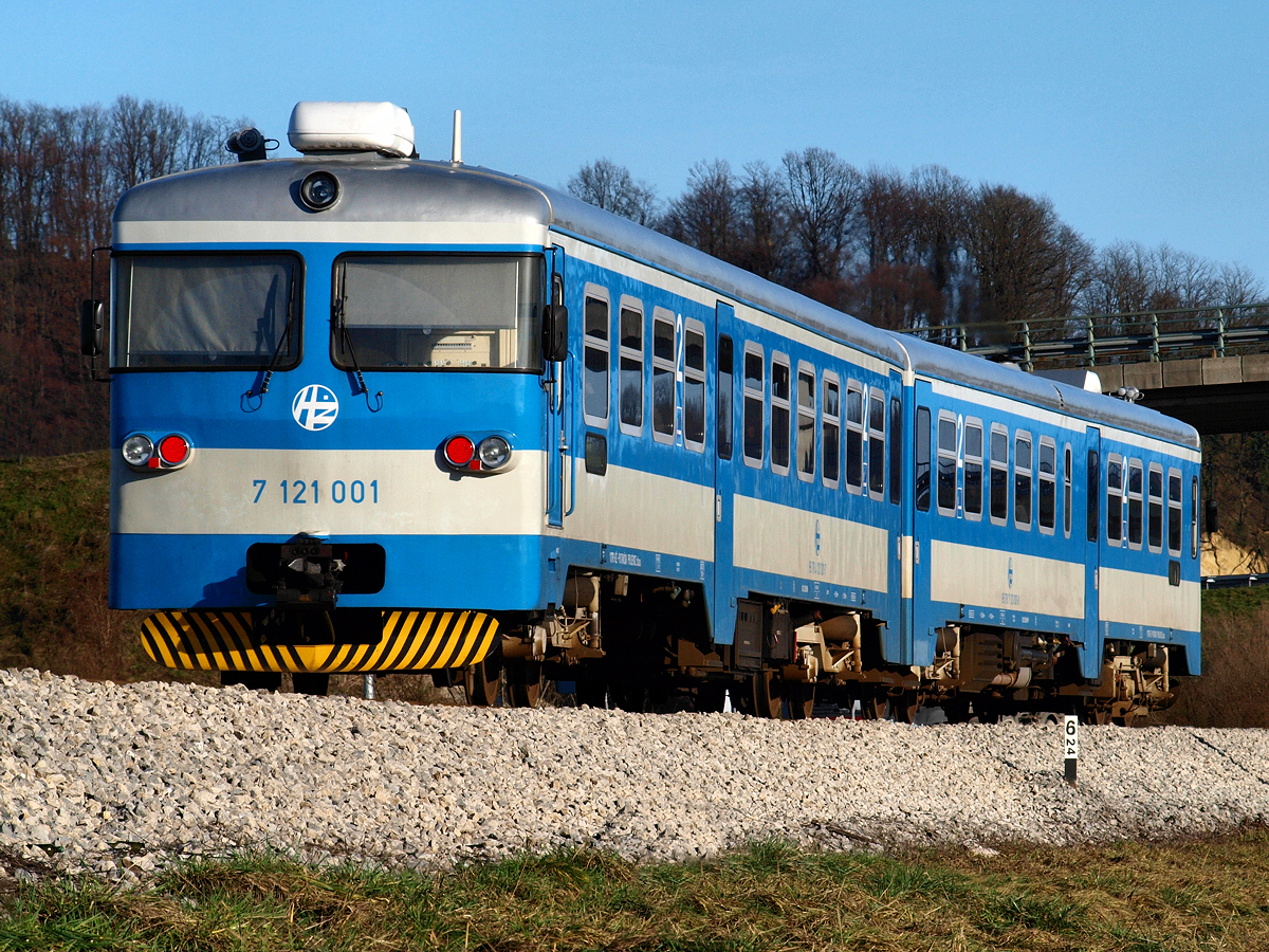 Triebwagen 7121 001 bei der Ausfahrt aus Zabok / 13.02.2014.