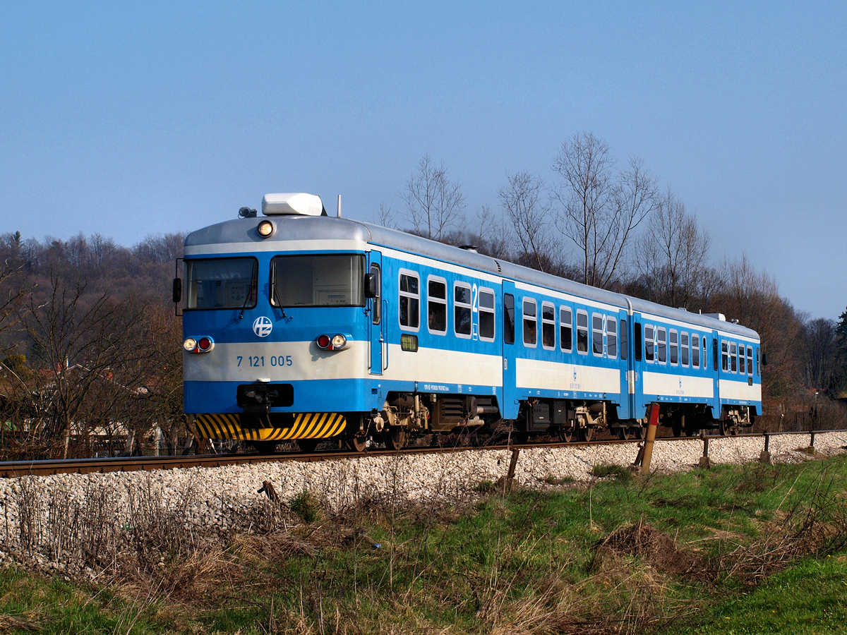 Triebwagen 7121 005 fährt mit Eilzug Ub 993 durch Hum-Lug in Richtung Zagreb / 09.03.2014.