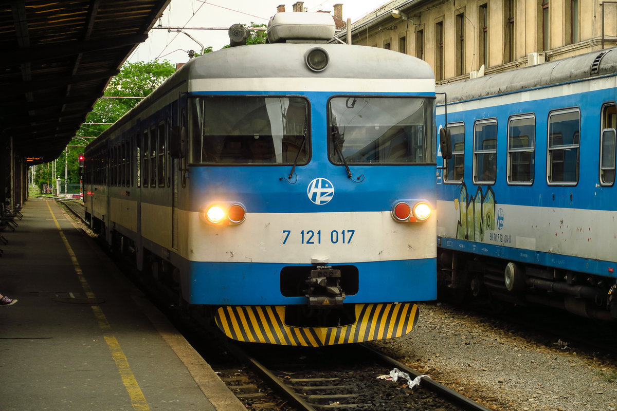 Triebwagen 7121 017 in Zagreb am 13.5.2016.