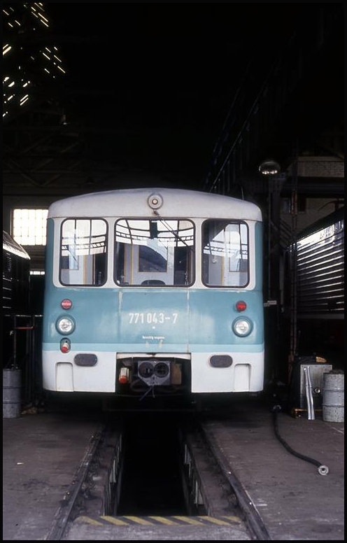Triebwagen 771043 am 29.8.1993 im Rundschuppen des BW Wittenberge.