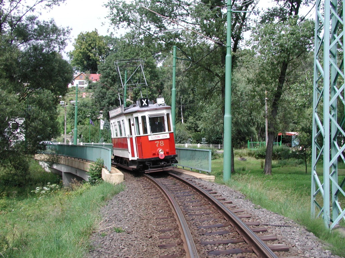 Triebwagen 78 der Liberecer Verkehrsbetriebe (Dopravní podnik města Liberce) überquert bei einer Sonderfahrt in der Nähe der Haltestelle Prosec Skola die Lausitzer Neiße (06.08.2005).