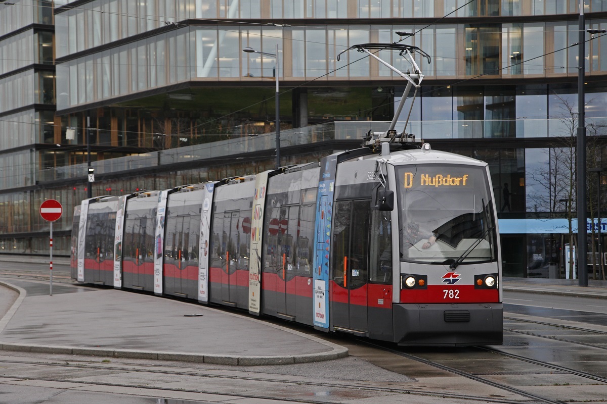 Triebwagen 782, Linie D, Arsenalstraße am 21.11.2017.